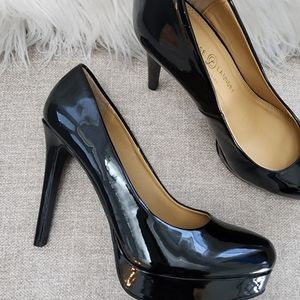 Women platform pumps black patent leather size 9 1/2 medium